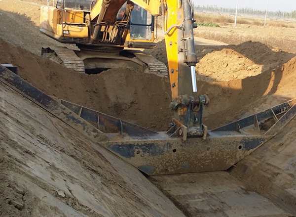 大型水渠自動(dòng)成型機(jī),大型水渠滑膜機(jī)